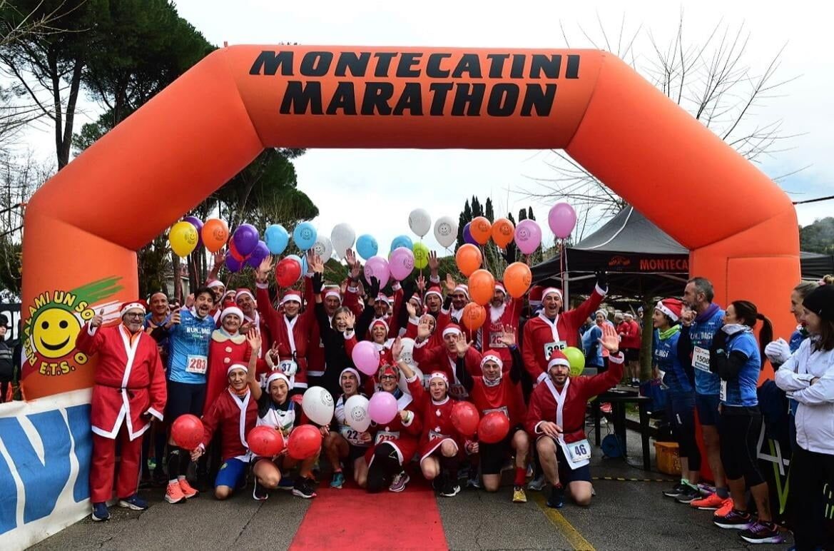 Partenza della Corsa di Babbo Natale sotto l’arco Montecatini Marathon