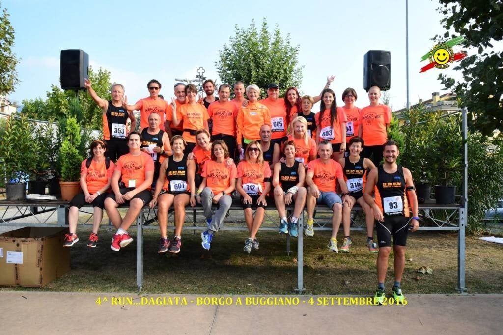 Atleti Montecatini Marathon con la canotta arancio e nera dopo una gara